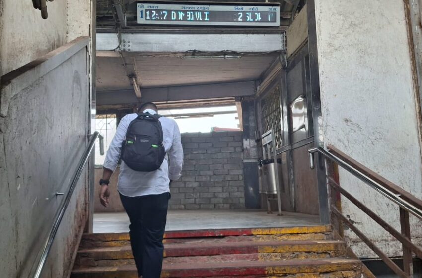  सायन येथील बंद प्रवेशद्वारामुळे रेल्वे प्रवासी हैराण
