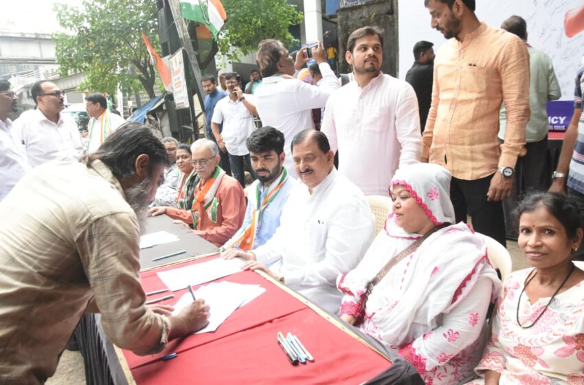 भायखळ्यात झाली “वोट चोर… गद्दी छोडसाठी भव्य स्वाक्षरी मोहिम