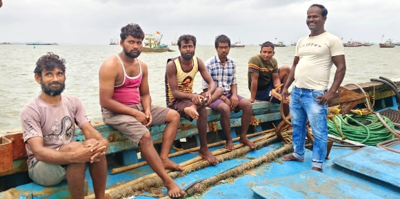  वादळातील दोन बोटीवरील खलाशांना वाचवणारा युवक ठरला देवदूत….