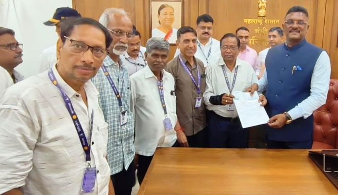  परिवहन खात्याच्या सेवानिवृत्तांनी पूरग्रस्तांना दिली दीड लाखाची मदत. परिवहन मंत्री प्रताप सरनाईक यांच्याकडे धनादेश केला सुपूर्द.