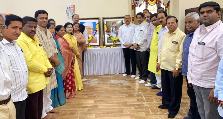  भारताचे पहिले पंतप्रधान पं. जवाहरलाल नेहरू व आद्यक्रांतीगुरू वीर लहुजी वस्ताद साळवे यांच्या जयंती दिनी पुणे शहर जिल्हा काँग्रेस कमिटीच्या वतीने विनम्र अभिवादन.
