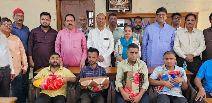  *रामदास आठवले यांच्या वाढदिवसानिमित्त अंध व्यक्तींना विविध वस्तूंचे वाटप