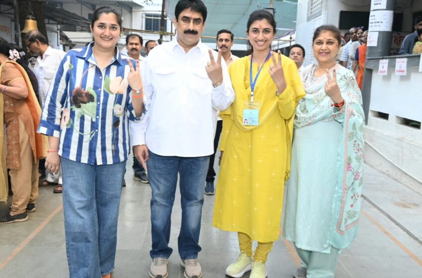  खा.संजय पाटील यांनी बजावला मतदानाचा हक्क