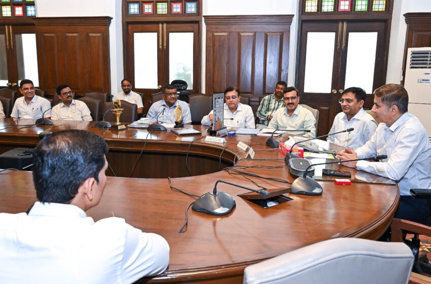  धर्मवीर, स्वराज्यरक्षक छत्रपती संभाजी महाराज मुंबई किनारी रस्ता (दक्षिण) प्रकल्पातील अधिकारी, अभियंत्यांचा सन्मान.