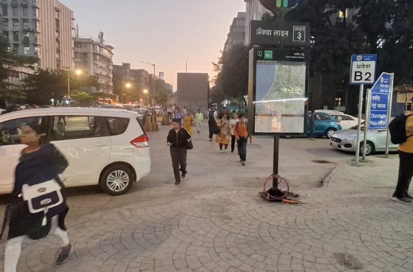  चर्चगेट येथे अनधिकृत पार्किंग केलेल्या वाहनांमुळे पादचारी हैराण