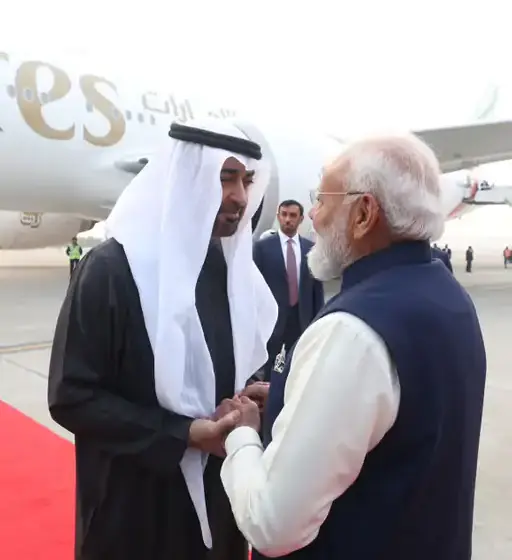  पंतप्रधान मोदींनी प्रोटोकॉल तोडून केले UAE च्या अध्यक्षांचे स्वागत