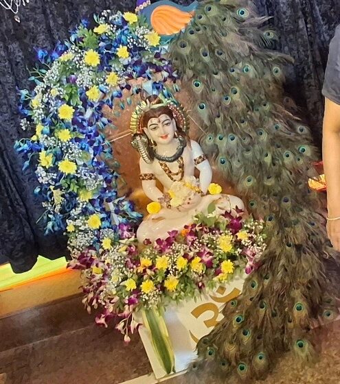  कॉटन ग्रीन येथील सर्वेश्वर महादेव मंदिरात महाशिवरात्रीनिमित्त भक्तांच्या गर्दी