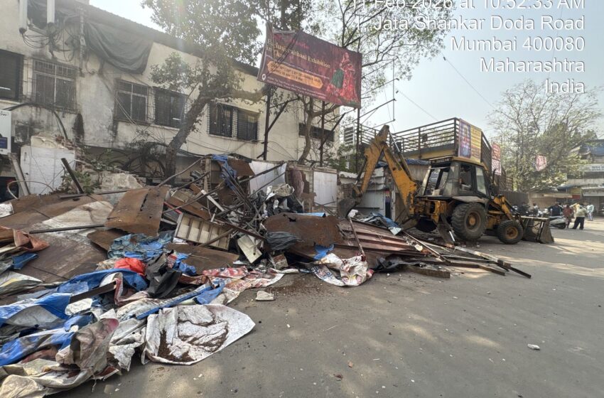  मुलुंड स्टेशन परिसरातील ६१ अनधिकृत बांधकामांचे निष्कासन.