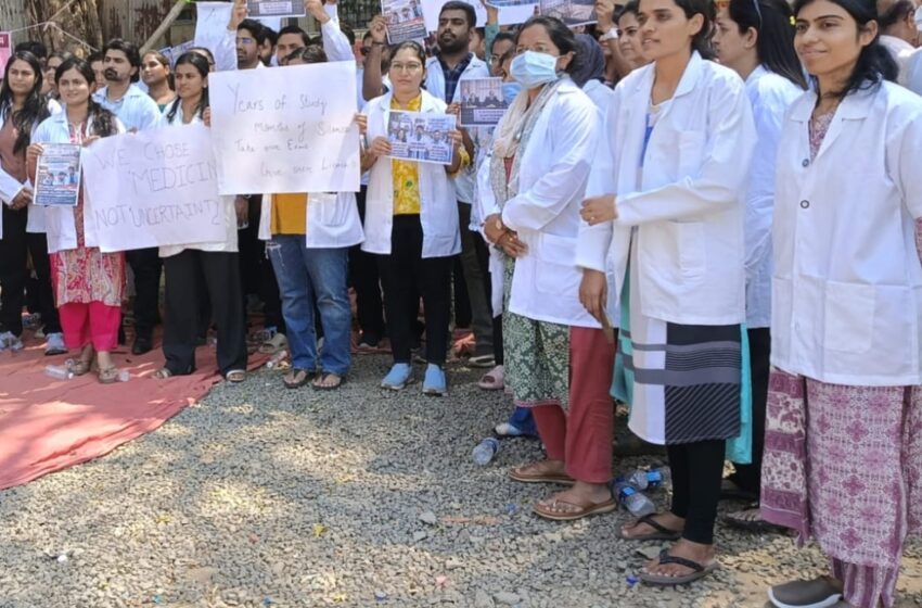  सीपीएस पदव्युत्तर पदविका अभ्यासक्रमाच्या परीक्षेसाठी आझाद मैदानात डॉक्टरांचे आंदोलन