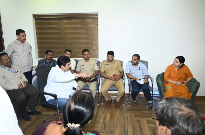  भांडुप स्टेशन परिसर सुटसुटीत करण्यासंदर्भात अधिका-यांची बैठक