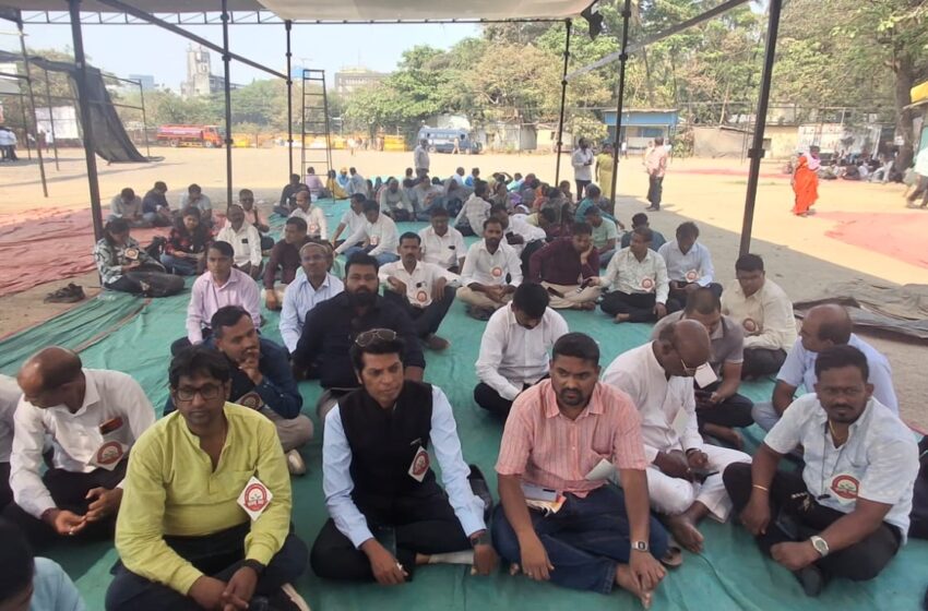  महा ई सेवा व आधार सेवा केंद्र धारकांच्या विविध मागण्या बाबत आझाद मैदानात आंदोलन सुरू