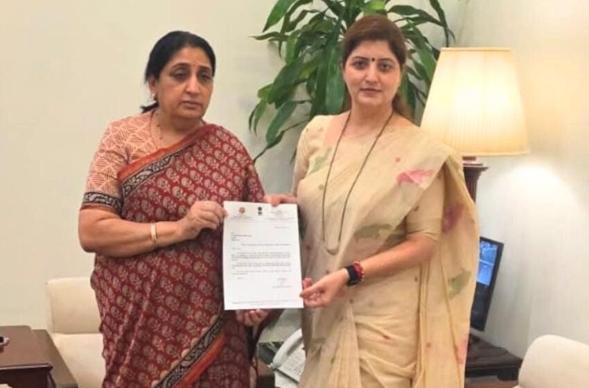  महिला आयोगाच्या अध्यक्षा रुपाली चाकणकर यांचा राजीनामा