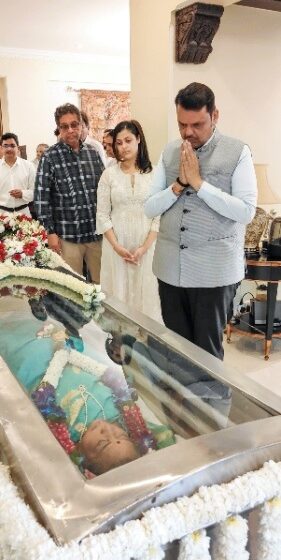  मुख्यमंत्री फडणवीस यांनी घेतले आशा भोसले यांच्या पार्थिवाचे दर्शन
