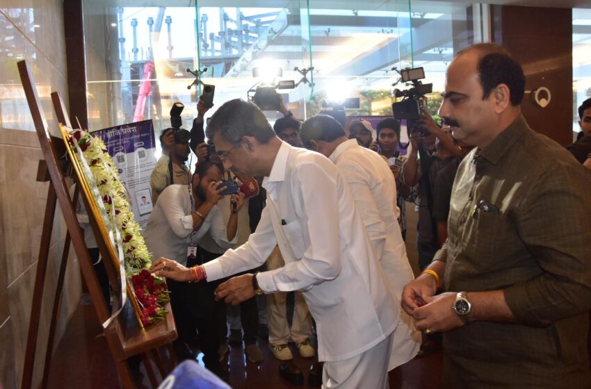  छत्रपती संभाजी महाराज यांच्या जयंतीनिमित्त मंत्रालयात मंत्री शंभूराज देसाई यांच्याकडून अभिवादन