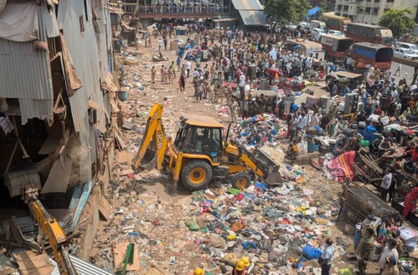  मुंबईतील वांद्रे येथे बेकायदेशीर अतिक्रमणावर आणि झोपड्यांवर बुलडोझरने झाली कारवाई